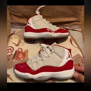 Nike air jordan 11 cherry Sz 5y used ✅✅✅